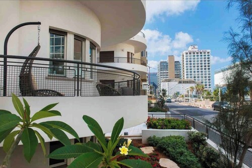 Beachfront 2BR/2BA Condo in Tel Aviv