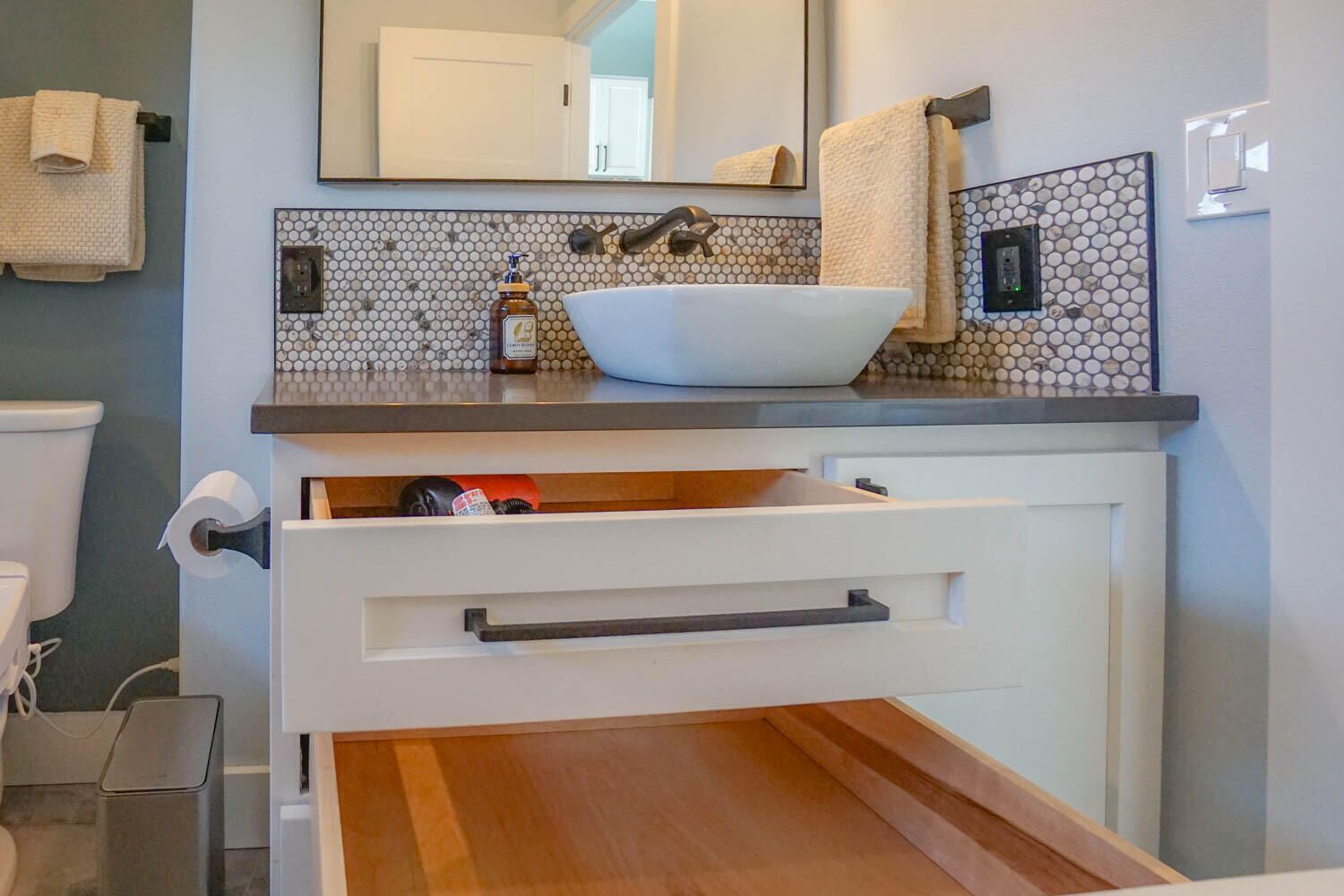 Een douche, een haardroger, een bidet, handdoeken