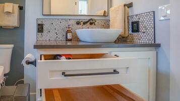 Een douche, een haardroger, een bidet, handdoeken