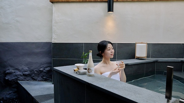 Byuldamche Terrace&Spa | Private spa tub