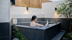 Byuldamche Terrace&Spa | Yksityinen kuumavesiallas