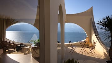 Luxury-Doppelzimmer, Balkon, Meerblick | Speisen im Freien