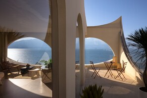 Habitación de lujo doble, balcón, vistas al mar | Restaurante al aire libre