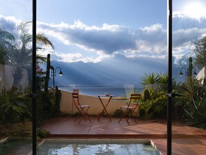 Phòng đôi phong cách cổ điển, sân hiên, quang cảnh vườn | Hồ bơi