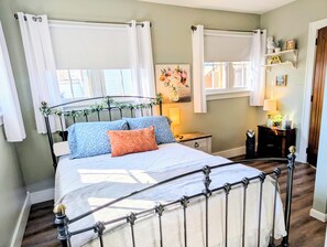 Room - Charming Downtown Eaton Stay; Cozy Comfort at Gigi’s Place (Eaton)