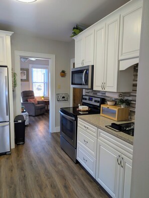 Private kitchen - Charming Downtown Eaton Stay; Cozy Comfort at Gigi’s Place (Eaton)