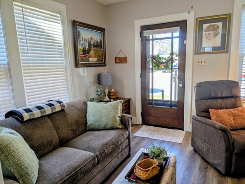 Gigi's Place - Charming Downtown Eaton Stay with Cozy Comfort