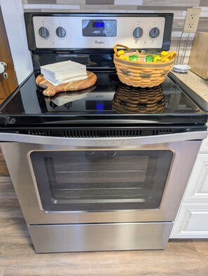 Fridge, microwave, oven, stovetop - Gigi's Place - Charming Downtown Eaton Stay (Eaton)