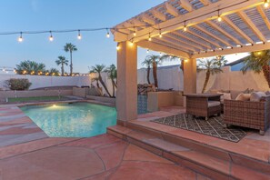 A heated pool - Fountain Hills Splendor: One Story, Pvt Pool, Putting Green, Fire Pit, Near Hiking/Biking & Golf (Fountain Hills)