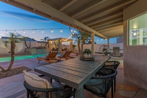 Outdoor dining - Fountain Hills Splendor: One Story, Pvt Pool, Putting Green, Fire Pit, Near Hiking/Biking & Golf (Fountain Hills)