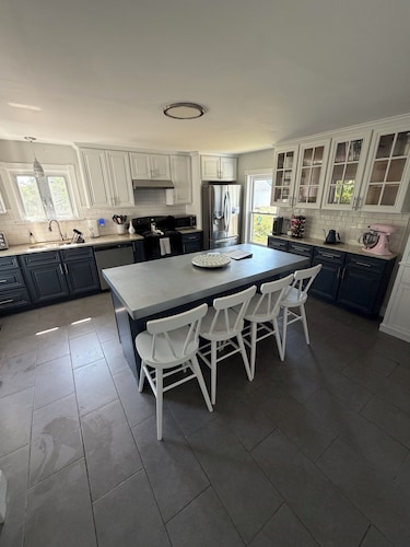 Roomy Coastal Home with Central AC – Perfect for Big Families