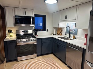 Private kitchen - Cozy Mountain Ski Cabin with Modern Comforts (Anchorage)