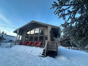 Exterior - Cozy Mountain Ski Cabin with Modern Comforts (Anchorage)
