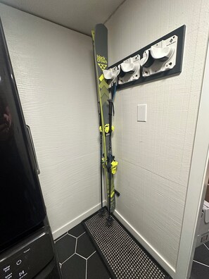 Interior - Cozy Mountain Ski Cabin with Modern Comforts (Anchorage)