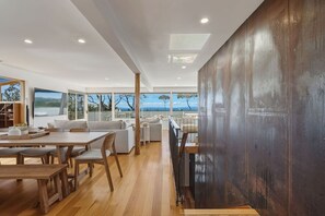 Dining - Bunkers at Seven Mile | Sleeps 12 (Seven Mile Beach)