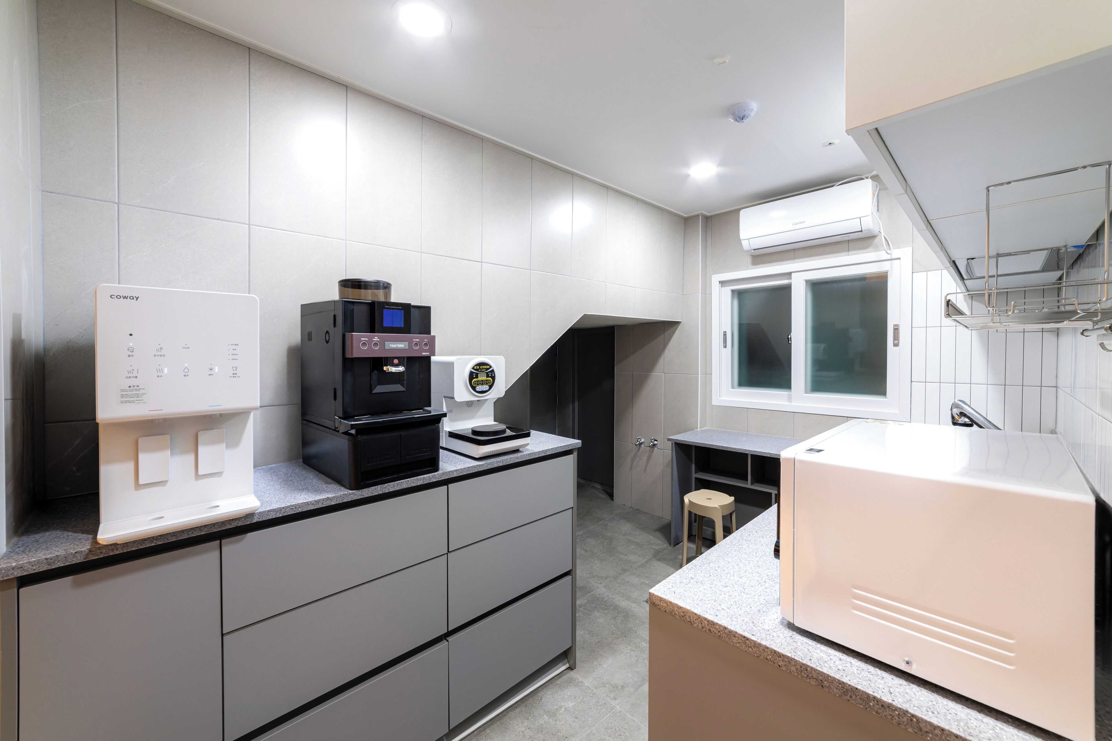 Microwave, cookware/dishes/utensils