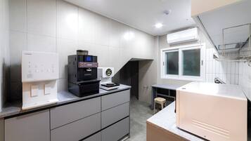 Microwave, cookware/dishes/utensils