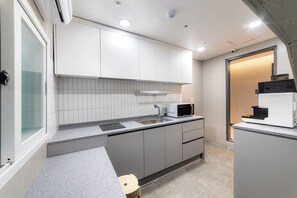 Microwave, cookware/dishes/utensils - BigBoxStay Myeongdong (Seoul)