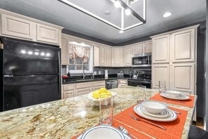 Private kitchen - Douglas Meets Dolly: Free tickets, Hot tub, Pool Table, Fire Pit (Sevierville)