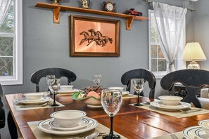 Dining - Douglas Meets Dolly: Free tickets, Hot tub, Pool Table, Fire Pit (Sevierville)