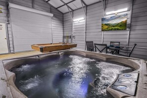 Interior - Douglas Meets Dolly: Free tickets, Hot tub, Pool Table, Fire Pit (Sevierville)