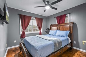 Room - Douglas Meets Dolly: Free tickets, Hot tub, Pool Table, Fire Pit (Sevierville)