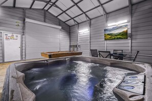 Interior - Douglas Meets Dolly: Free tickets, Hot tub, Pool Table, Fire Pit (Sevierville)