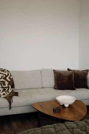 Living area - Beautiful studio on the Jordanelle, with gym, hot tub, bike storage, yoga studio (Park City)