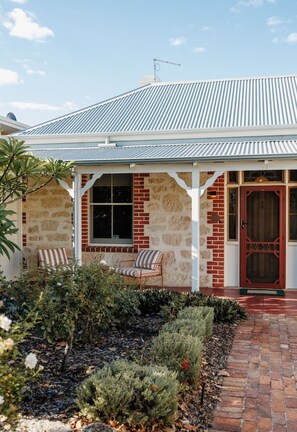 Exterior - William Murray House – Historic Home with Alfresco (Fremantle)
