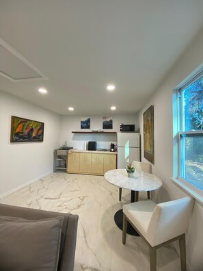 Interior - Tranquil 1-bedroom one bath 4 minutes to the Englewood beach stores and Dearborn (Englewood)