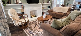 Delightful 2-bedroom Cottage with AC in Tecumseh King Bed Equipped Kitchen