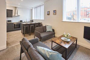 Un appartement moderne comprenant une cuisine, un coin repas et un salon.