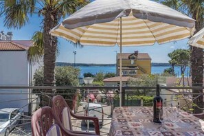 Outdoor dining - Holiday apartment with air conditioning (Novigrad)