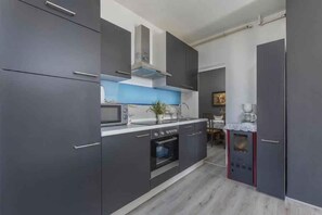 Fridge, microwave, oven, stovetop - Holiday apartment with air conditioning (Novigrad)