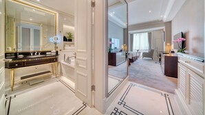 Un baño lujoso con un espejo grande, tocador y diseño moderno.