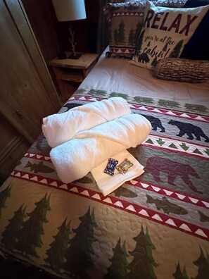 4 bedrooms, iron/ironing board, WiFi, bed sheets