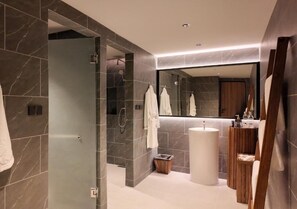 Standardvilla - balkon - udsigt til have | Badeværelse