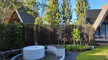 Vila standard, sacada, vista para o jardim | Área da propriedade