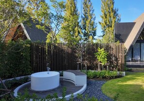 Vila standard, sacada, vista para o jardim | Área da propriedade