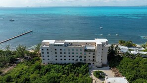 Un hôtel au design moderne, situé près d’un front de mer où l’eau est d’un bleu limpide et où l’on peut admirer des bateaux.