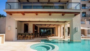 Un hôtel moderne doté d’une piscine, d’un espace extérieur aménagé et d’une terrasse couverte.