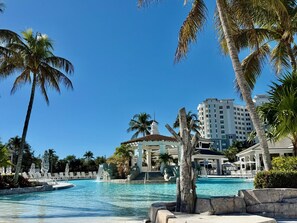 Utomhuspool och uppvärmd pool