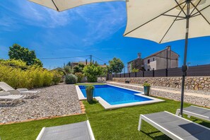 Pool - Holiday home with private swimming pool (Brzac)