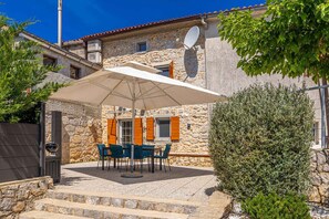 Outdoor dining - Holiday home with private swimming pool (Brzac)