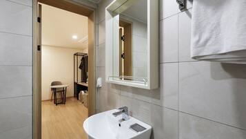 Deluxe Twin Room | Bathroom