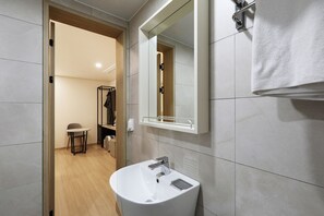 Deluxe Twin Room | Bathroom -  J-Bay Tourist Hotel  (seoul)