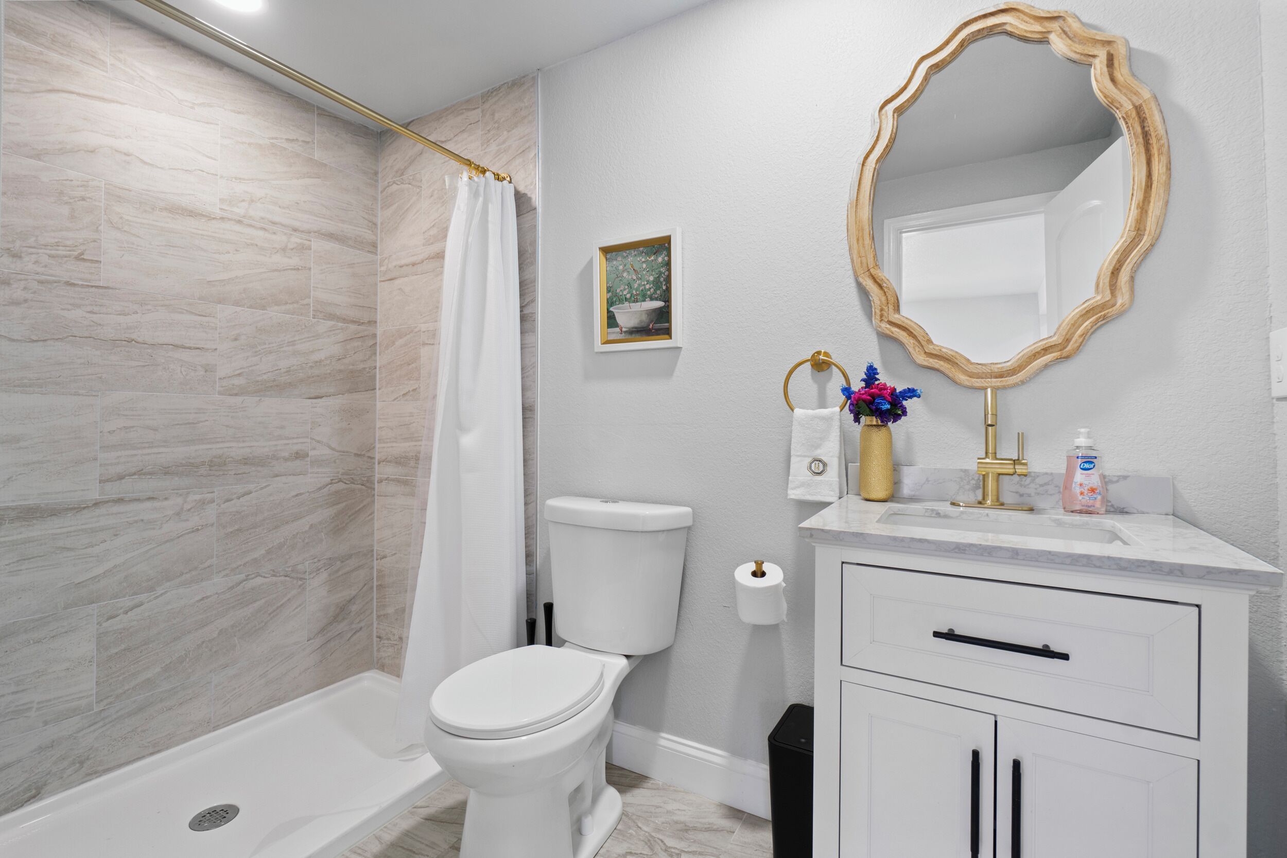 Douche, sèche-cheveux, serviettes fournies, papier toilette