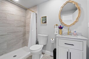 Een douche, een haardroger, handdoeken, toiletpapier