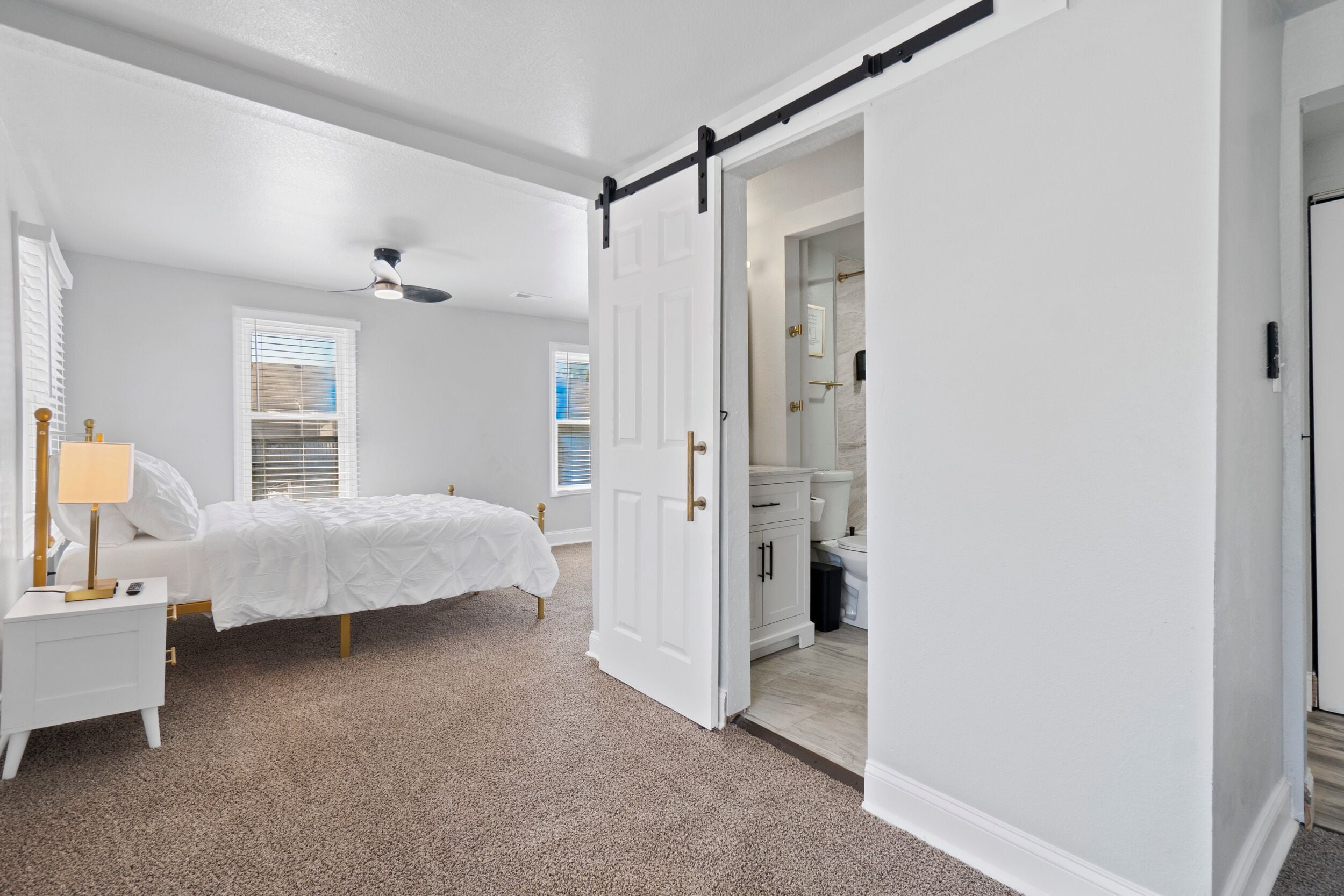 4 habitaciones, tabla de planchar con plancha, wifi y ropa de cama 