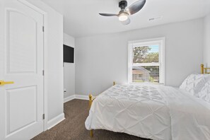 4 chambres, fer et planche à repasser, Wi-Fi, draps fournis